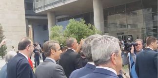 Ειρωνείες και χαμόγελα από τον Μητσοτάκη για τους συγκεντρωμένους απολυμένους συμβασιούχους