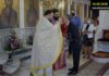 Ο Μητσοτάκης κουνάει το δάχτυλο στην κοινωνία, ο Κουμουτσάκος λαμβάνει τη θεία κοινωνία!